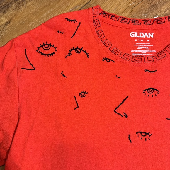 Hand embroidered abstract portrait t shirt - Picture 3 of 7